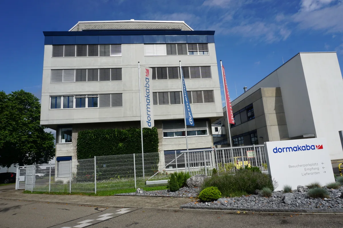 Dormakaba in Wetzikon-Kempten. Ein Verwaltungs- und Industriegebäude von aussen.